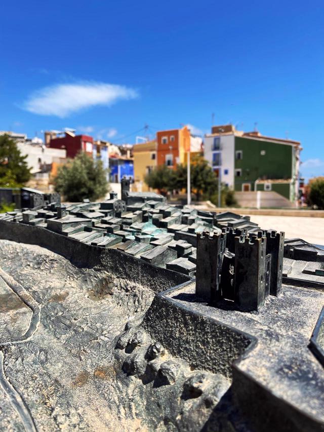 Escultura del castillo y de La Vila Joiosa